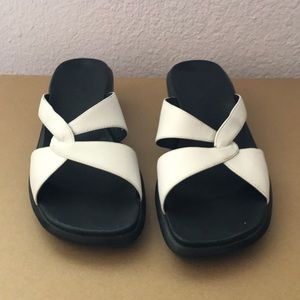 Clark’s Black & White Sandals (8M)